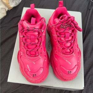 Balenciaga Kids Shoes in Vibrant Pink
Condition: New worn 2xs